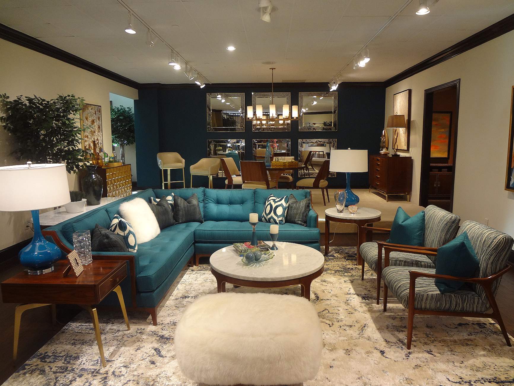 современная американская мебель на выставке в Хай Поинт